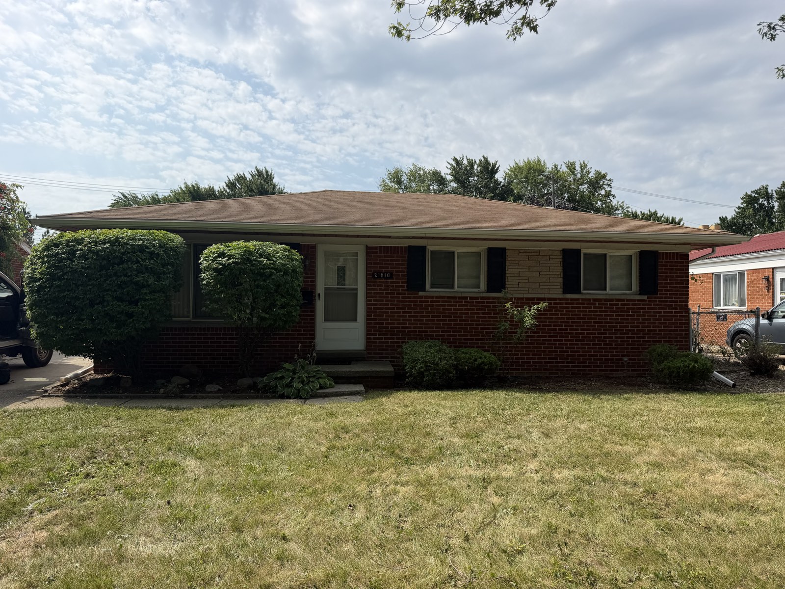 A well-kept brick ranch home lawn in Macomb County serviced by Summit Snow and Lawn